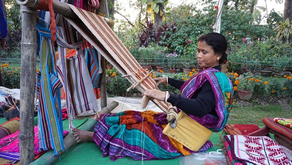 পাট মানে মিল/কারখানা নয় - তারা ধুঁকছে। সারা বিশ্ব এখন যখন প্লাস্টিকের উল্টোদিক ঝুঁকছে সেখানে বাংলার পাটের ব্যবহার কেন নতুন দিন দেখবে না? দুই দিনাজপুরের প্রায় ১ লক্ষ রাজবংশী মহিলা কোমরে বাঁধা তাঁতে পাট দিয়ে অসামান্য ধোকড়া করেন। ছবি সৌজন্য - বিশ্বেন্দু নন্দ। Jute Weaving Rajbangshi Dinajpur