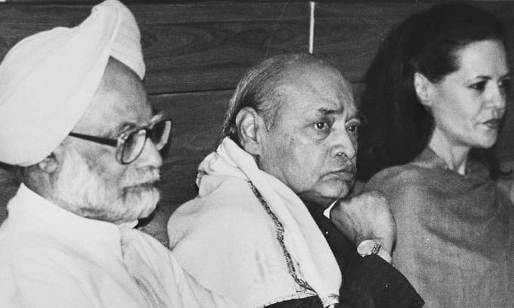 এই ফ্রেমে ভারবর্ষের নতুন যুগের দিশারীদের আর একজনের থাকা খুব দরকারি ছিল। শ্রী প্রণব মুখোপাধ্যায়। - ছবিসূত্র ইন্টারনেট। Manmohan PV Sonia